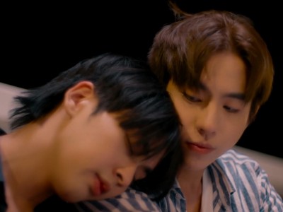 Tao Sor puts his head on Kim's shoulder.