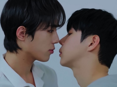 Howon and Minu almost kiss.