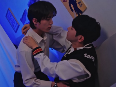 Howon and Minu get intimate.