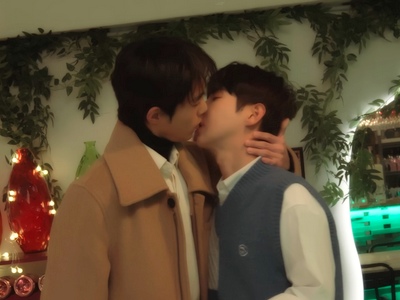 Howon and Minu kiss at the bar.