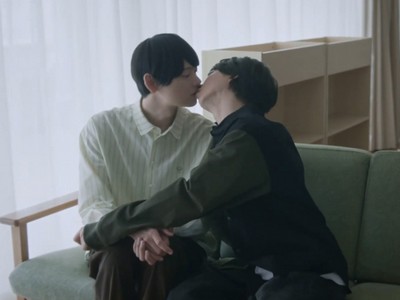Ichiro and Kei kiss.