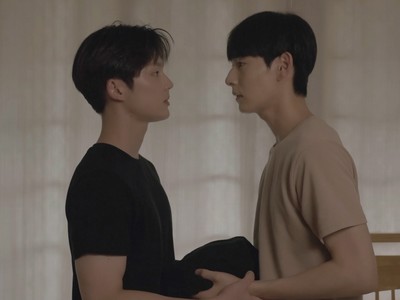 Yohan and Juwon have an intimate encounter in the bedroom.