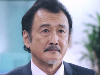 Kurosawa is portrayed by the Japanese actor Kotaro Yoshida (吉田鋼太郎).