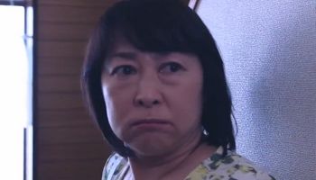 Haruta's mom abandons him in Ossan's Love Japan.