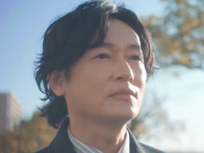 Izumi is portrayed by Japanese actor Arata Iura (井浦新).