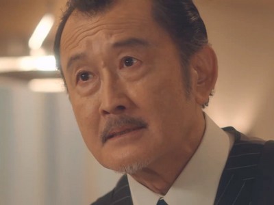 Kurosawa is portrayed by Japanese actor Kotaro Yoshida (吉田鋼太郎).