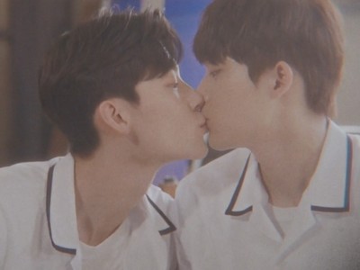Wan and Ki Tae kiss in the high school dating sim.