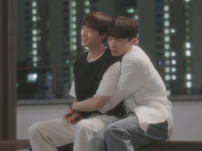 Ki Tae surprises Wan with an affectionate hug.