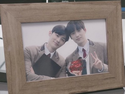Ki Tae keeps a high school photo of Wan on his desk.