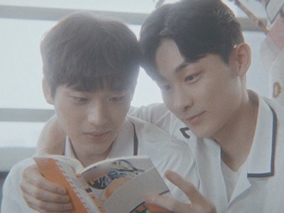 Wan and Ki Tae read a manhwa together.