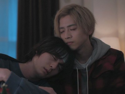 Yutaka rests his head on Minoru's shoulder.