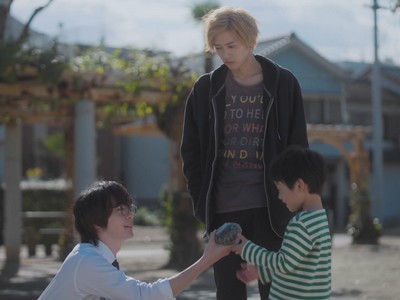 Yutaka gives a riceball to Tane.
