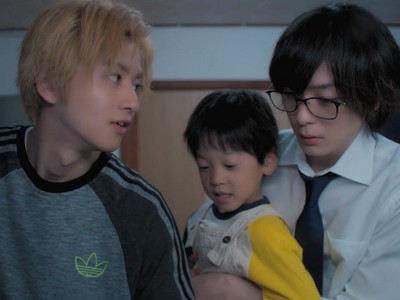 Minoru, Yutaka, and Tane are in the kitchen together.