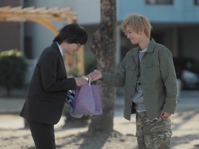 Minoru and Yutaka meet during lunchtime.