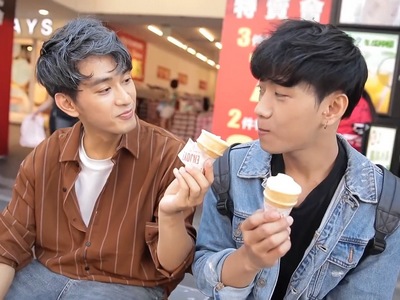 Xiao Le and Su Wei start off as university students who are attracted to each other.