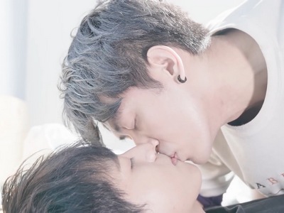 Xiao Le and Su Wei share a kiss in the bedroom.