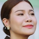 Gun's mom is portrayed by the Thai actress Lookwa Pijika Jittaputta (ลูกหว้า พิจิกา จิตตะปุตตะ).