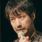 Jin's father is portrayed by a Japanese actor Takashi Yûki (結城貴史).