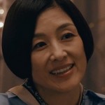 Jin's mother is portrayed by Japanese actress Takako Kato (加藤貴子).