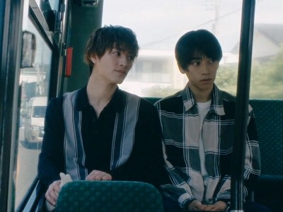 Jin and Haruki take the bus together.