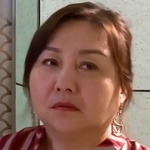 Jerry's mother is played by the actress Yvonne Cheng (é„­æ€¡).