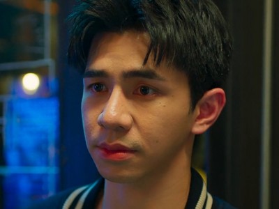 Sasom is portrayed by Thai actor Ki Niwat Naknuan (กิ๊ นิวัฒน์ นาคนวล).