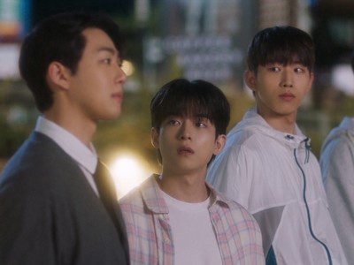 Doha is in a love triangle with Gyeon and Yeongsang.