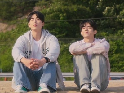 Doha and Haram talk on the beach.