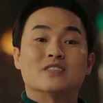 Shin Ji's boss is portrayed by the Korean actor Kim In Cheol (김인철).
