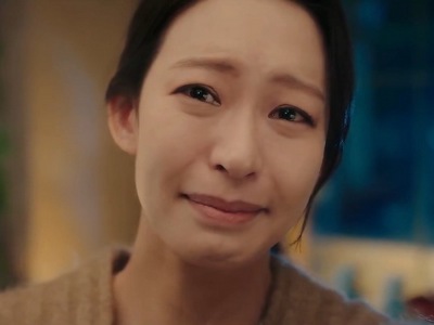 Sung Suk cries as she sees her deceased son in her fantasy.
