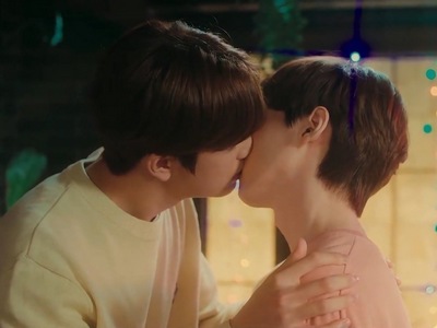 Yun Oh and Peach share a kiss in Episode 6.