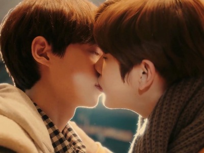 Yun Oh and Peach share their first kiss.