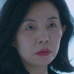 Yihyun's mother is portrayed by Maeng Joo One (맹주원).