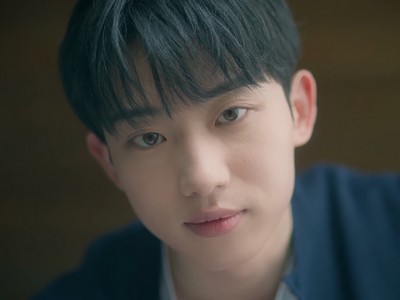 Yihyun is portrayed by Korean actor Park Seong Hyeon (박성현).