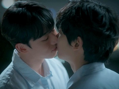 Yihyun and Jaeon kiss in the finale.