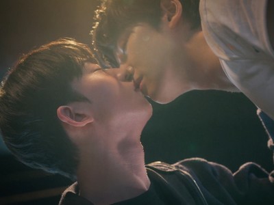 Yihyun and Jaeon kiss on the lips.