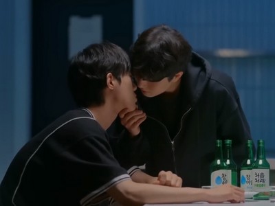 Suhyeon and Eunho share a kiss.