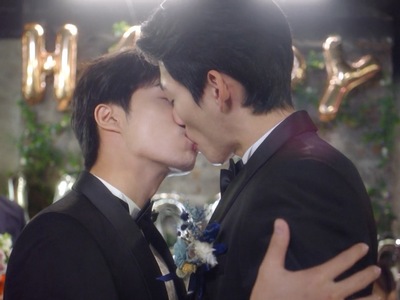 Li Gong and Ze Shou kiss in the wedding.