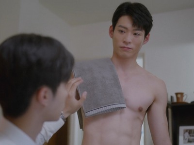A shirtless Se Zhou invites Li Gong to take a shower with him.