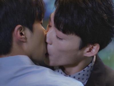 Ze Shou initiates a kiss with Le Gong.