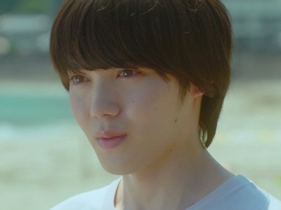 Suzuki is portrayed by Japanese actor Kosaku Koizumi (小泉光咲).