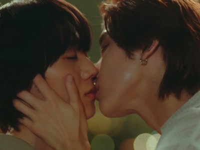 Suzuki and Serizawa almost kiss.