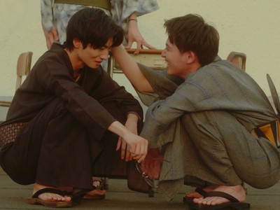 Iwasaki comforts Takeuchi.