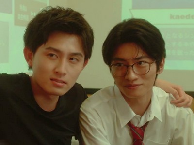 Takeuchi and Iwasaki are in the karaoke room.