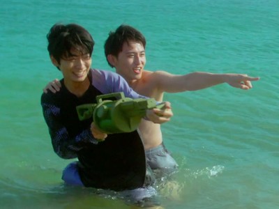 Takeuchi and Iwasaki play in the beach.
