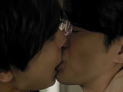Kuzumi kisses Kijima after his apology in the Pornographer: Playback movie.