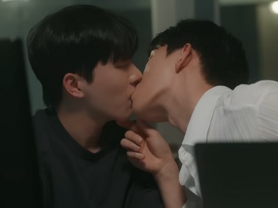 Jaeon and Hyunseo share a kiss.