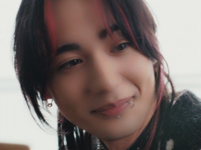 Ae is portrayed by Korean actor Yasunari Fujibayashi (藤林泰也).