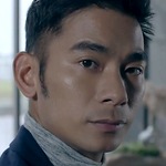 The adult version of Xia Zhi Chen is portrayed by the Taiwanese afctor Che Liang (亮哲).