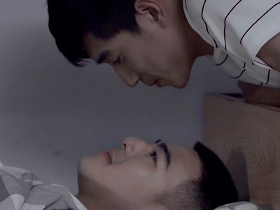 Zhi Chen and Xiang Wen flirt with each other in the dorm room in Episode 6.